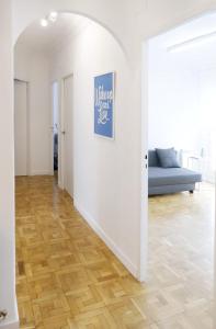 a living room with a couch and a wooden floor at Apartamento Pamplona 1 in Pamplona