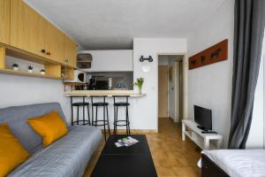 Televízia a/alebo spoločenská miestnosť v ubytovaní Studio Arena / Plage à 2min / Parking privé / Terrasse
