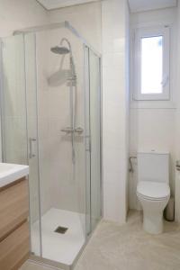 a bathroom with a glass shower with a toilet at Apartamento Pamplona 1 in Pamplona