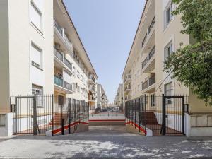 une rue vide dans un complexe d'appartements dans l'établissement Algaba planta Baja C, à La Algaba