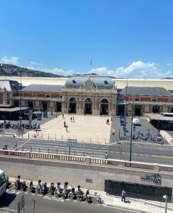 een groep motorfietsen geparkeerd voor een gebouw bij Interlaken in Nice