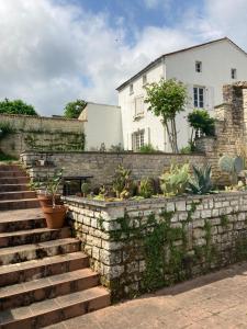 eine Steinmauer mit Treppe vor einem Haus in der Unterkunft No12 in Mansle