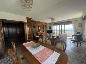 jadalnia ze stołem i salonem w obiekcie PV20A, Gran apartamento en el centro con vistas al mar w mieście Villajoyosa