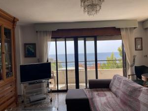 salon z telewizorem i widokiem na ocean w obiekcie PV20A, Gran apartamento en el centro con vistas al mar w mieście Villajoyosa