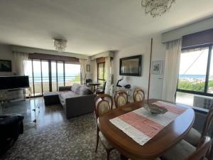 sala de estar con mesa y sofá en PV20A, Gran apartamento en el centro con vistas al mar, en Villajoyosa