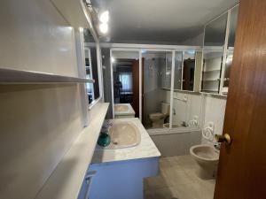 łazienka z umywalką i toaletą w obiekcie PV20A, Gran apartamento en el centro con vistas al mar w mieście Villajoyosa