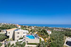 una vista aérea de una casa con piscina y el océano en Domus Eleon Luxury Villa en Rethymno