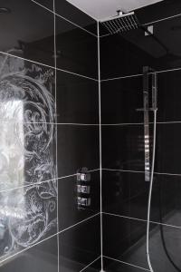 a black tile bathroom with a dragon mural on the wall at Gorgeous 3 Bedroom Victorian Townhouse in Lisburn