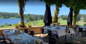 - un restaurant avec des tables et des chaises offrant une vue sur le lac dans l'établissement Secret Spot Apartment - Quinta da Barca, à Esposende