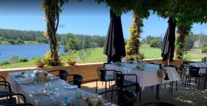 een restaurant met tafels en stoelen en uitzicht op een meer bij Secret Spot Apartment - Quinta da Barca in Esposende