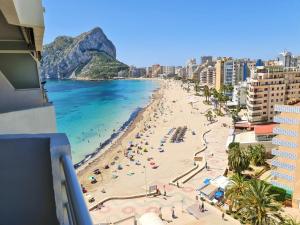 widok na plażę z ludźmi i oceanem w obiekcie AVANOA - Esmeralda Calpe w mieście Calpe