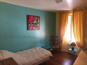 - une chambre avec un lit et une peinture murale dans l'établissement Colourful well equipped 2-Bed House in Le Vigeant, à Le Vigeant