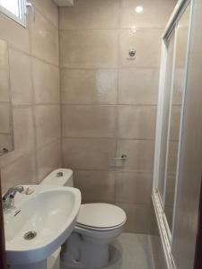 łazienka z toaletą i umywalką w obiekcie Casa Kalma w mieście Cazorla +24 zdjęcia