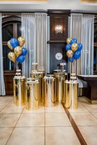 a room with gold and blue balloons and tables at Hotel RED in Ostrowiec Świętokrzyski