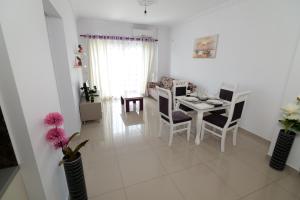 ein Esszimmer und ein Wohnzimmer mit einem Tisch und Stühlen in der Unterkunft Albania Dream Holidays Accommodation in Sarandë