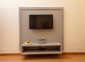 A television and/or entertainment centre at Silver Leaf Apartments