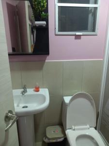 a bathroom with a sink and a toilet and a mirror at Tus Vacaciones en Tonsupa Ecuador. in Tonsupa +12 photos