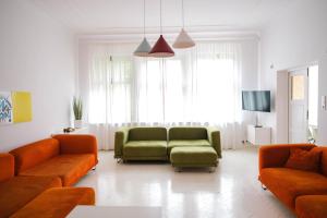 a living room with a couch and two chairs at Apartamenty Mrągowo Warszawska Cudo Studio in Mrągowo