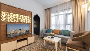 A television and/or entertainment centre at Mias Al Madina Hotel