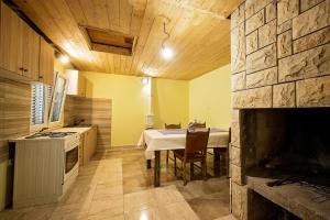 Η κουζίνα ή μικρή κουζίνα στο Villa DUKA with heated private pool, Makarska region