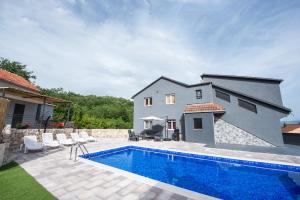 een villa met zwembad voor een huis bij Villa DUKA with heated private pool, Makarska region in Petričevići +36 foto's