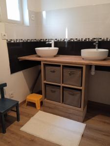La salle de bains est pourvue de 2 lavabos et d'un comptoir avec 2 lavabos. dans l'établissement gite la cordée, à Lavans-lès-Saint-Claude