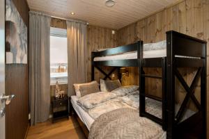 a bedroom with a bunk bed and a window at Golsfjellet - Bualie, milevis med sykkelveier, fiske og vannaktivitet, ski inn/ut til alpinanlegg og langrennsløyper. in Gol