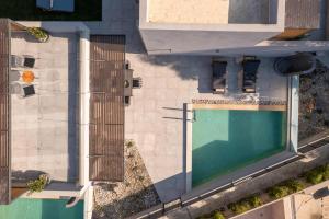 Bazén v ubytovaní Paligremnos Residences, a Beachside Retreat, By ThinkVilla alebo v jeho blízkosti