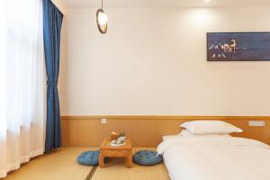 Postel nebo postele na pokoji v ubytování ManBuYunDuan.Theme Inn