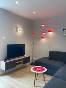 Televízia a/alebo spoločenská miestnosť v ubytovaní Apartament BB z widokiem na Krynicę