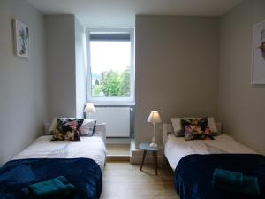 Posteľ alebo postele v izbe v ubytovaní Apartament BB z widokiem na Krynicę