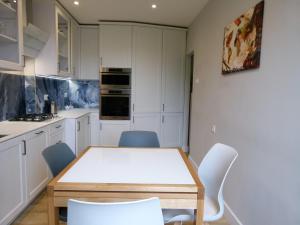 Kuchyňa alebo kuchynka v ubytovaní Apartament BB z widokiem na Krynicę