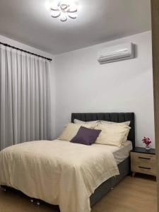 Schlafzimmer mit einem Bett und einem Deckenventilator in der Unterkunft Luxury 2-bedroom condo with a private rooftop area in Boghaz