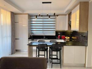 eine Küche mit einem Tisch und Stühlen in der Unterkunft Luxury 2-bedroom condo with a private rooftop area in Boghaz