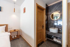 Koupelna v ubytování ManBuYunDuan.Theme Inn + 37 fotografií
