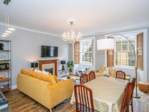 エディンバラにあるPass the Keys Superb 3Beds House in Chic area of the City Centreのダイニングルーム、リビングルーム(テーブル、ソファ付)