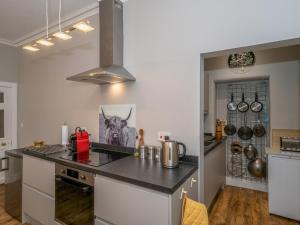 エディンバラにあるPass the Keys Superb 3Beds House in Chic area of the City Centreのコンロとカウンタートップのあるキッチン