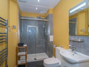 エディンバラにあるPass the Keys Superb 3Beds House in Chic area of the City Centreのシャワー、トイレ、洗面台を備えたバスルーム +44枚の写真