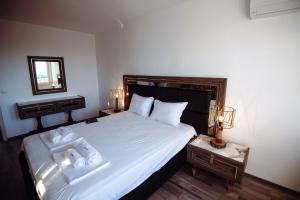 Un pat sau paturi într-o cameră la Modern Spacious 1BD Apartment for two in Nesebar