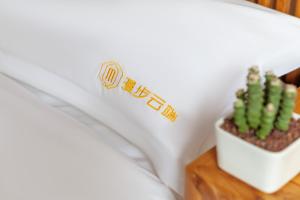 Postel nebo postele na pokoji v ubytování ManBuYunDuan.Theme Inn