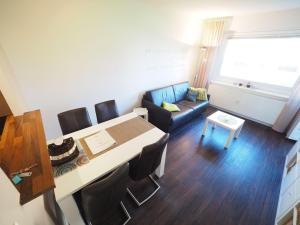 - un salon avec une table et un canapé dans l'établissement Appartement-173, à Westerland