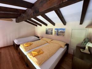 una camera da letto con un letto con cuscini gialli di Ascona: Sabrina Apt.238 ad Ascona