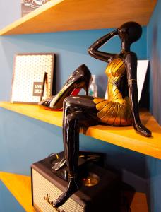 a statue of a woman in a dress sitting on a shelf at Le Secret - Nuit romantique avec Jacuzzi privatif - Champagne offert - Climatisation in Nantes