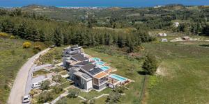 eine Luftaufnahme eines Hauses auf einem Hügel in der Unterkunft Koni Villas Agia Paraskevi by Halkidiki Villas in Agia Paraskevi