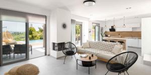 ein Wohnzimmer mit Sofa und Tisch in der Unterkunft Koni Villas Agia Paraskevi by Halkidiki Villas in Agia Paraskevi