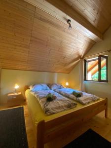 ein großes Bett in einem Zimmer mit Holzdecke in der Unterkunft Holiday Home Asja Lukovo Bribir in Lukovo