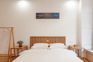 Postel nebo postele na pokoji v ubytování ManBuYunDuan.Theme Inn