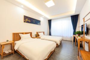 Postel nebo postele na pokoji v ubytování ManBuYunDuan.Theme Inn