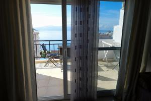 Zimmer mit Balkon und Meerblick in der Unterkunft Albania Dream Holidays Accommodation in Sarandë