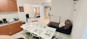 ein Wohnzimmer mit einem Tisch und einem Sofa in der Unterkunft The Athenian Riviera Summer Nest in Anavyssos